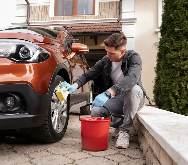 Lavage auto à domicile Bouresse : professionnel intervenant sur un véhicule